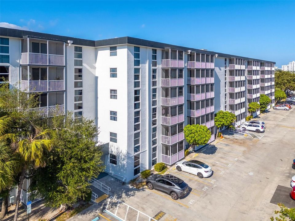 For Rent: $1,600 (1 beds, 1 baths, 720 Square Feet)