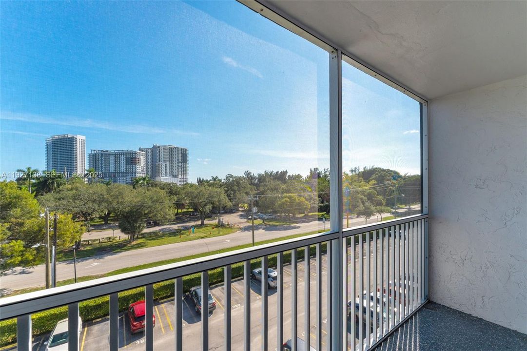 For Rent: $1,600 (1 beds, 1 baths, 720 Square Feet)