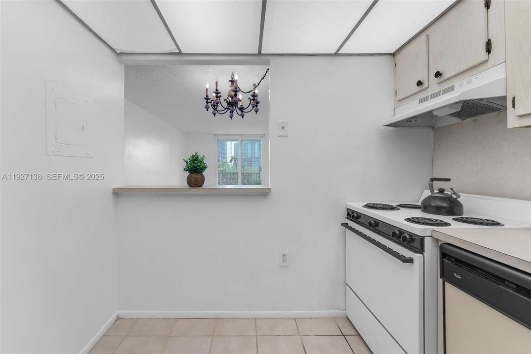 For Rent: $1,600 (1 beds, 1 baths, 720 Square Feet)