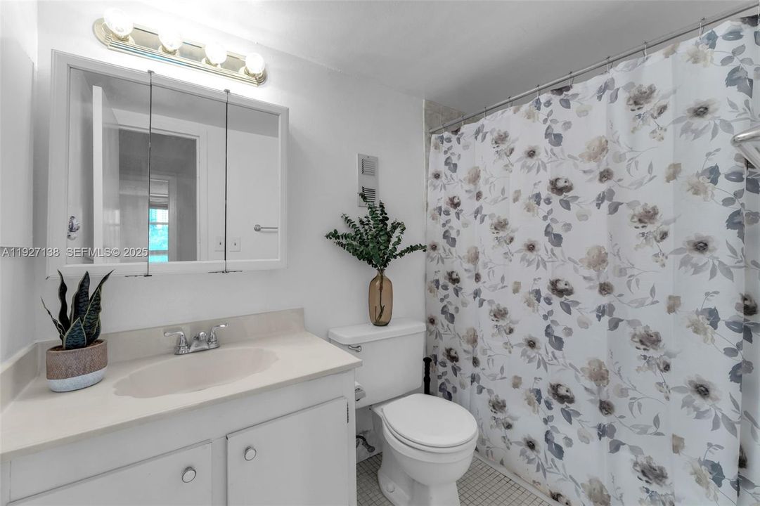 For Rent: $1,600 (1 beds, 1 baths, 720 Square Feet)