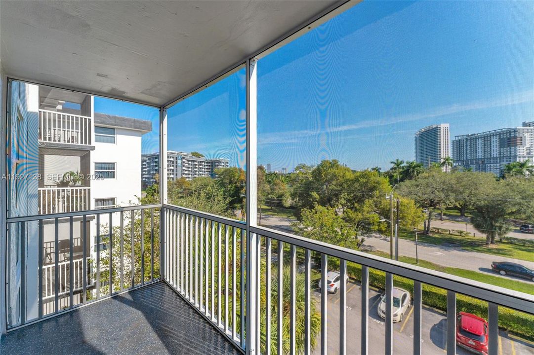 For Rent: $1,600 (1 beds, 1 baths, 720 Square Feet)