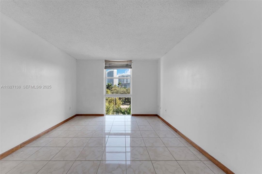 For Rent: $1,600 (1 beds, 1 baths, 720 Square Feet)