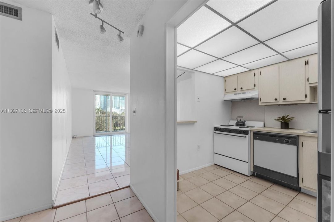 For Rent: $1,600 (1 beds, 1 baths, 720 Square Feet)