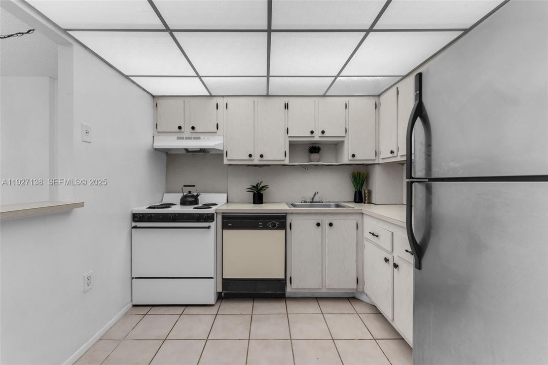 For Rent: $1,600 (1 beds, 1 baths, 720 Square Feet)