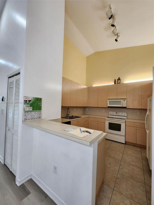 For Rent: $2,250 (2 beds, 2 baths, 1057 Square Feet)