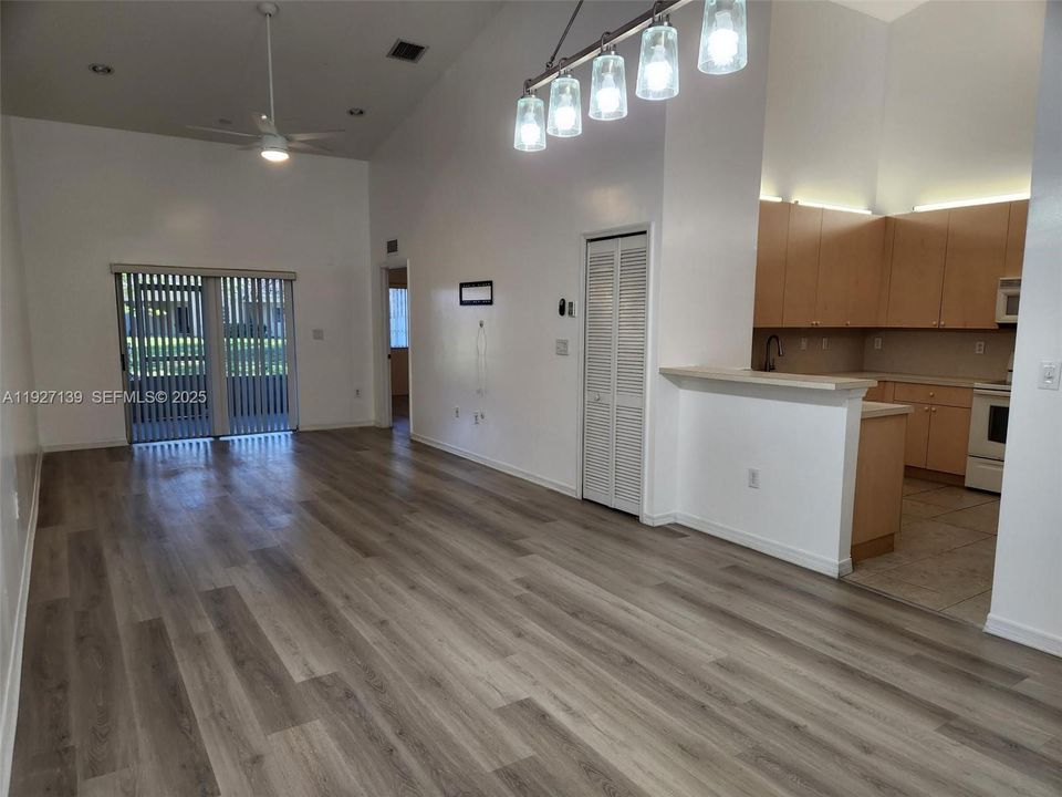 For Rent: $2,250 (2 beds, 2 baths, 1057 Square Feet)