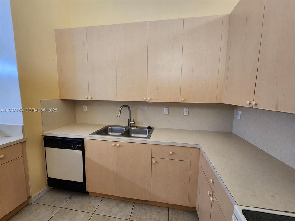 For Rent: $2,250 (2 beds, 2 baths, 1057 Square Feet)