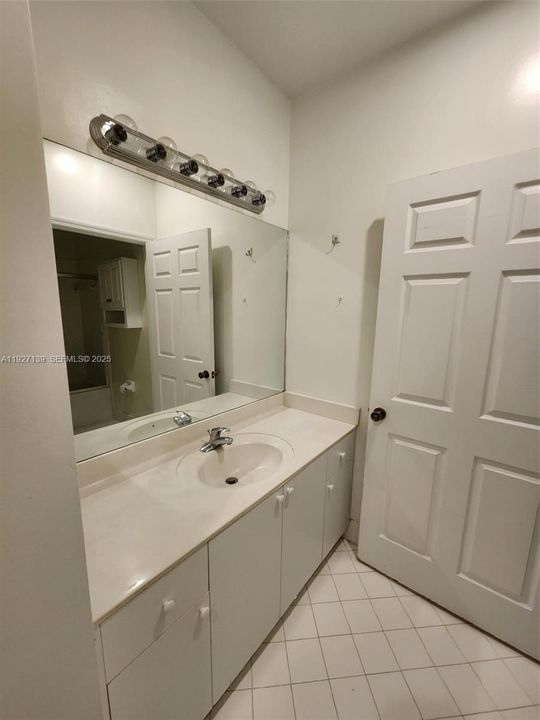 For Rent: $2,250 (2 beds, 2 baths, 1057 Square Feet)
