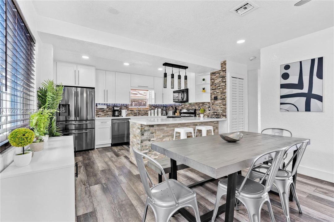 En Renta: $3,950 (4 camas, 2 baños, 1008 Pies cuadrados)