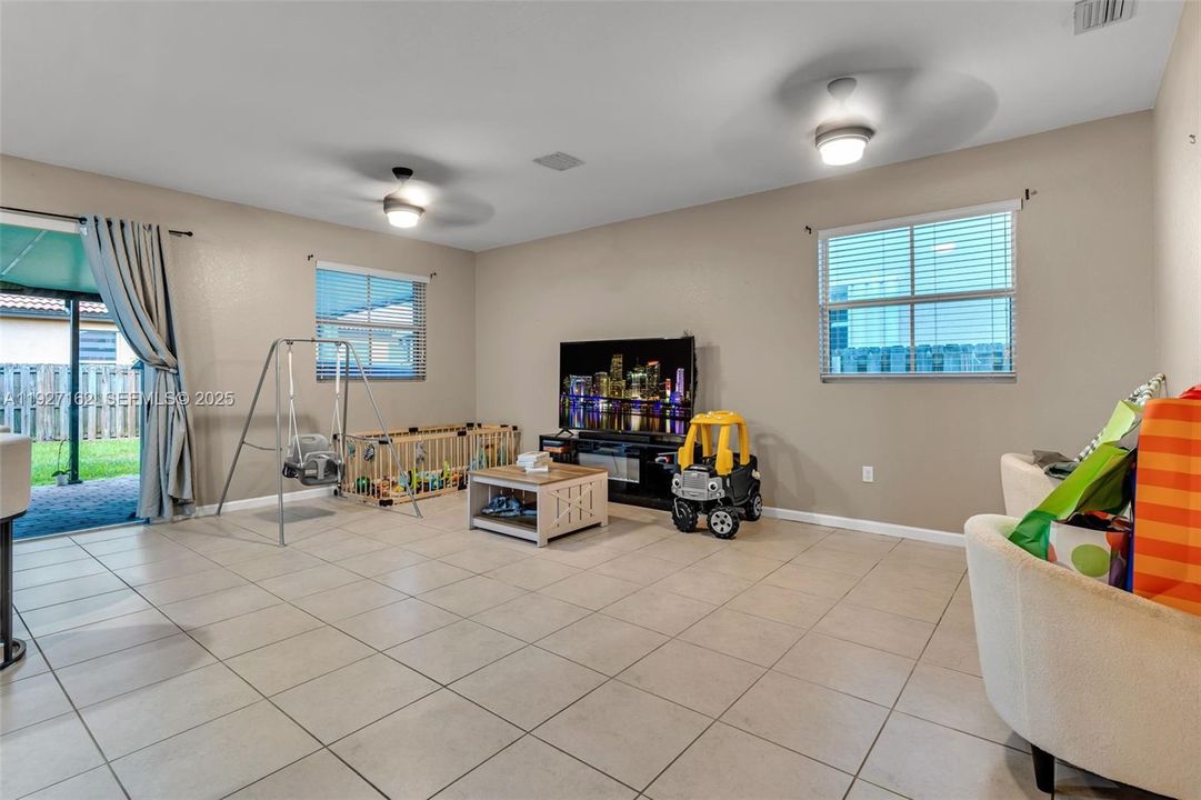 En Venta: $590,000 (4 camas, 3 baños, 1861 Pies cuadrados)