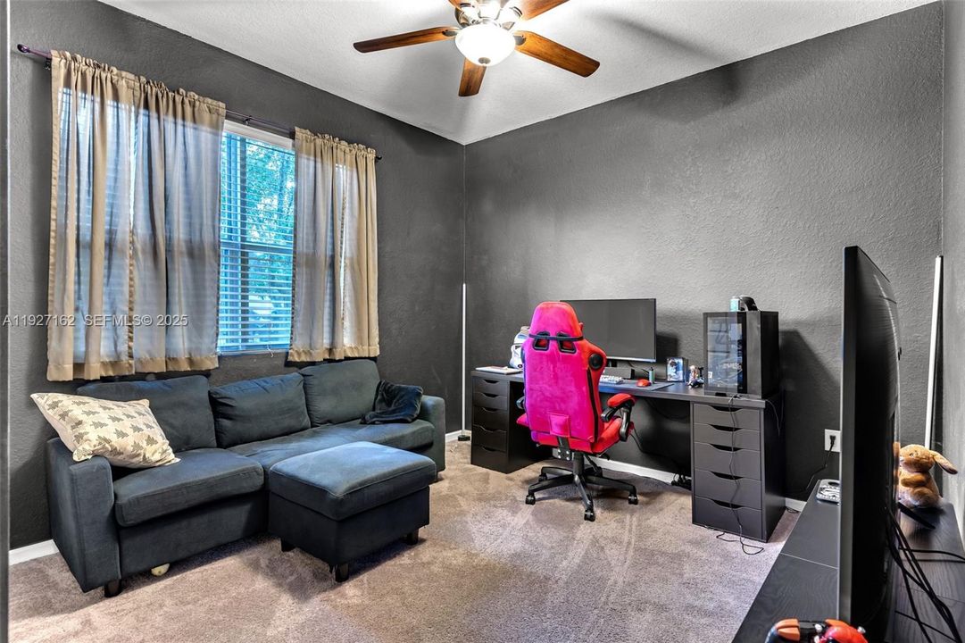 En Venta: $590,000 (4 camas, 3 baños, 1861 Pies cuadrados)