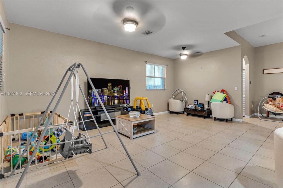 En Venta: $590,000 (4 camas, 3 baños, 1861 Pies cuadrados)