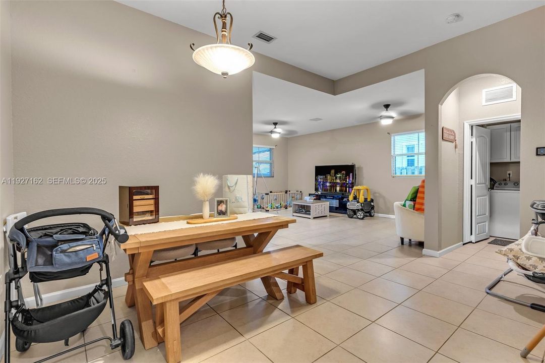 En Venta: $590,000 (4 camas, 3 baños, 1861 Pies cuadrados)