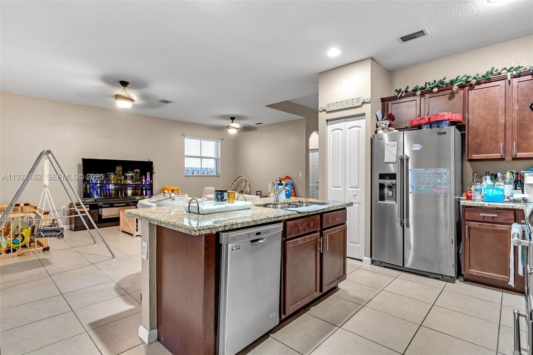 En Venta: $590,000 (4 camas, 3 baños, 1861 Pies cuadrados)