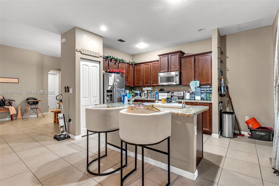 En Venta: $590,000 (4 camas, 3 baños, 1861 Pies cuadrados)