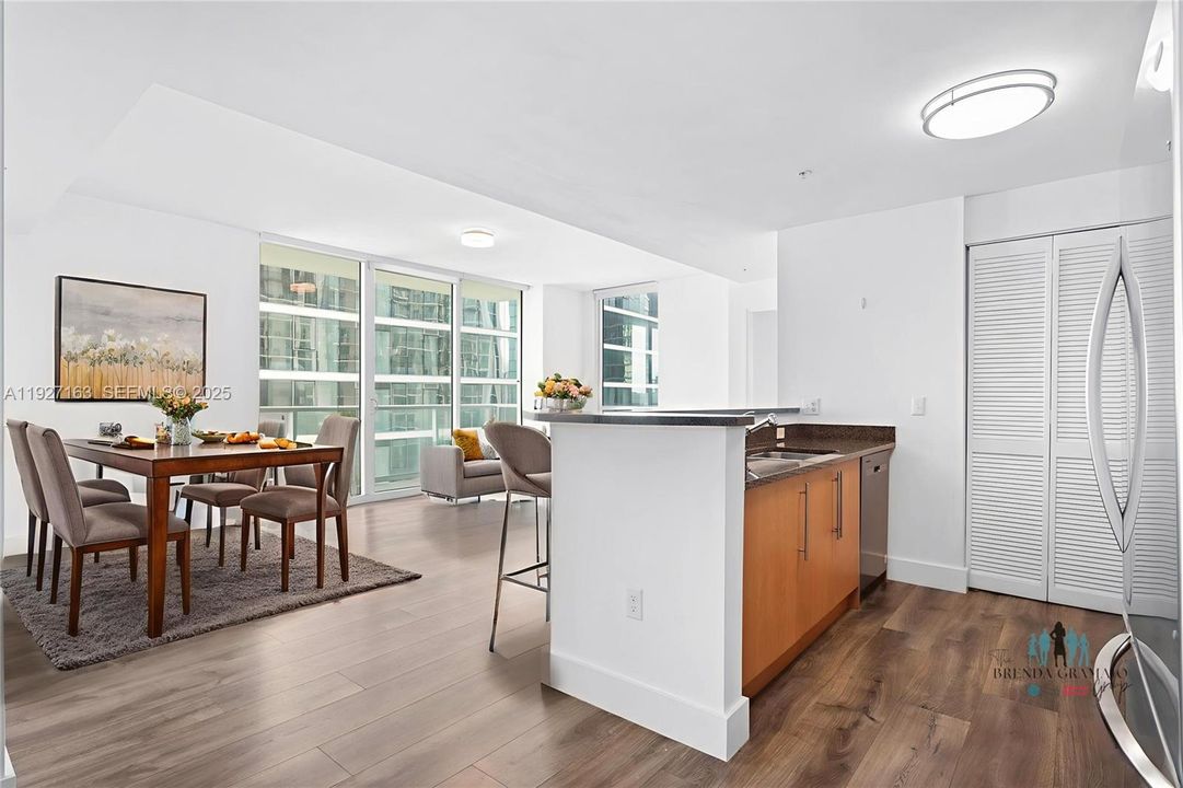 В аренду: $3,700 (2 спален, 2 ванн, 1017 Квадратных фут)