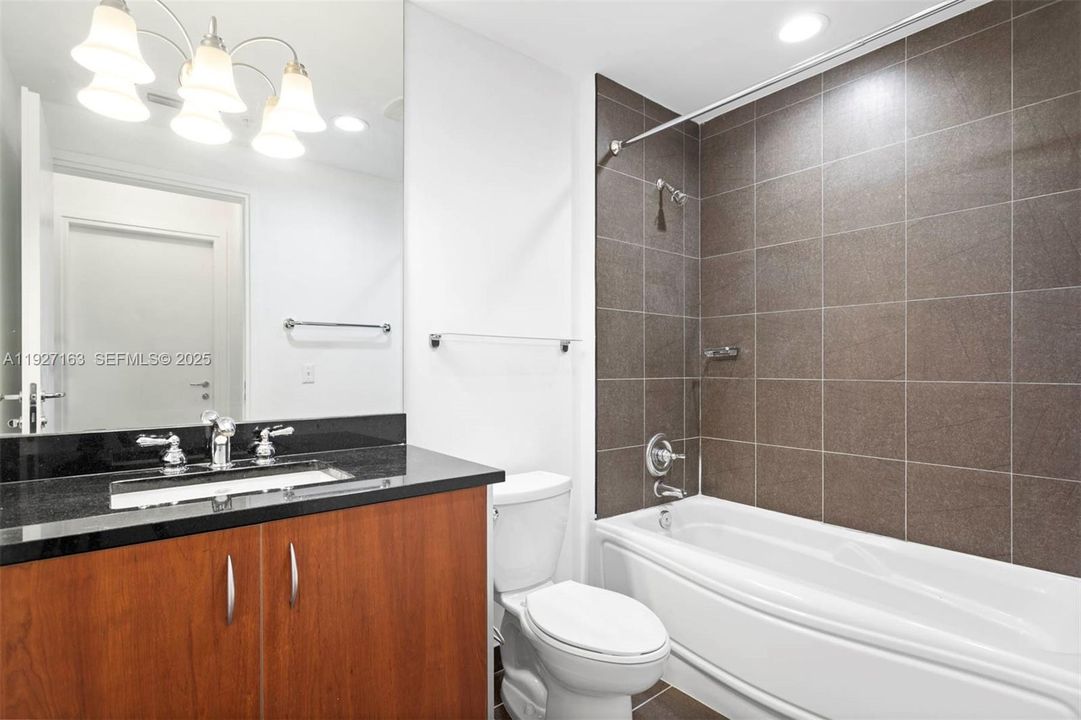 В аренду: $3,700 (2 спален, 2 ванн, 1017 Квадратных фут)