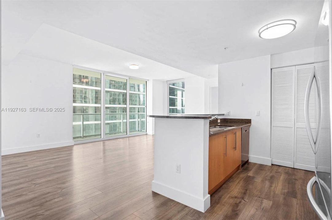 В аренду: $3,700 (2 спален, 2 ванн, 1017 Квадратных фут)