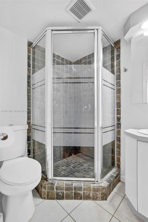 For Rent: $2,250 (2 beds, 1 baths, 785 Square Feet)