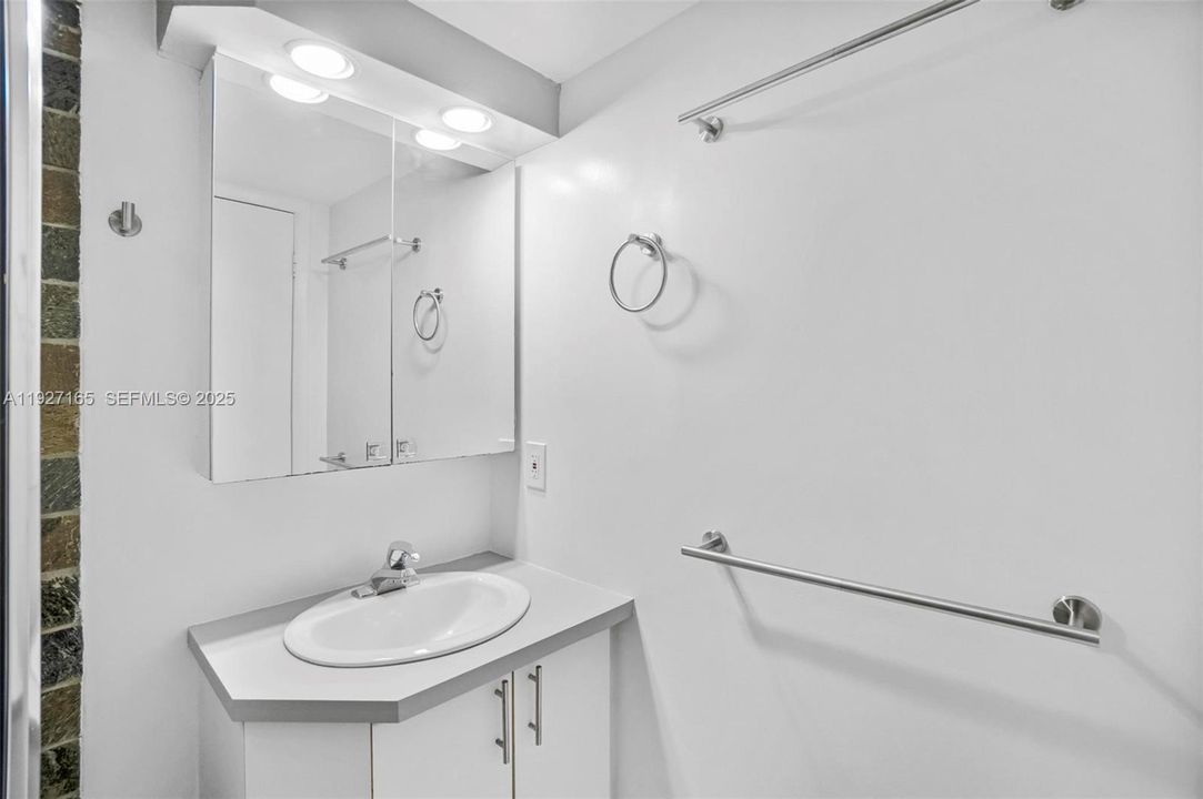 For Rent: $2,250 (2 beds, 1 baths, 785 Square Feet)