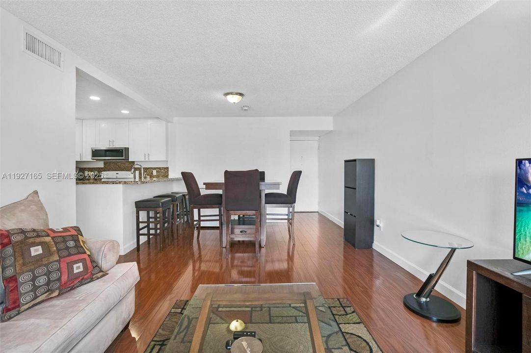 For Rent: $2,250 (2 beds, 1 baths, 785 Square Feet)