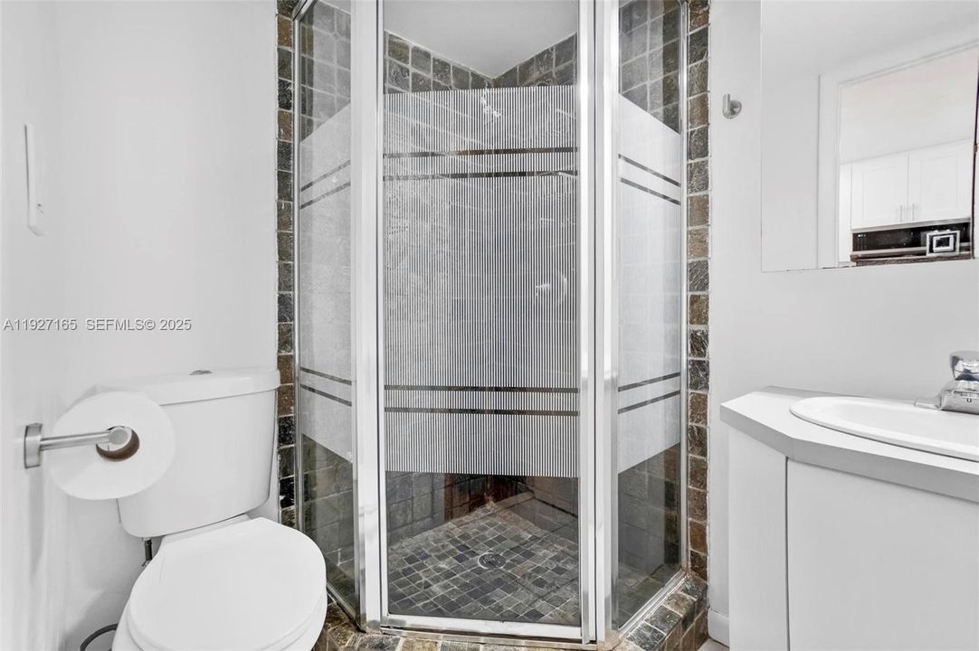 For Rent: $2,250 (2 beds, 1 baths, 785 Square Feet)