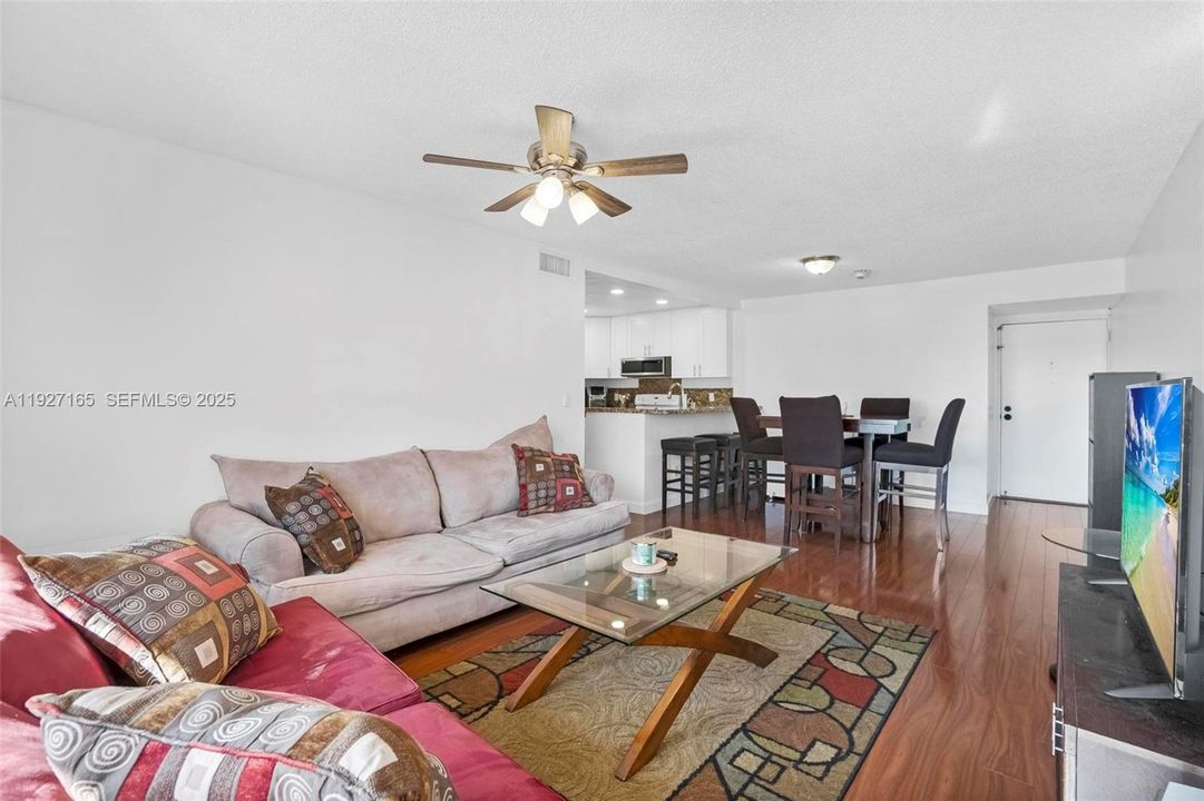 For Rent: $2,250 (2 beds, 1 baths, 785 Square Feet)