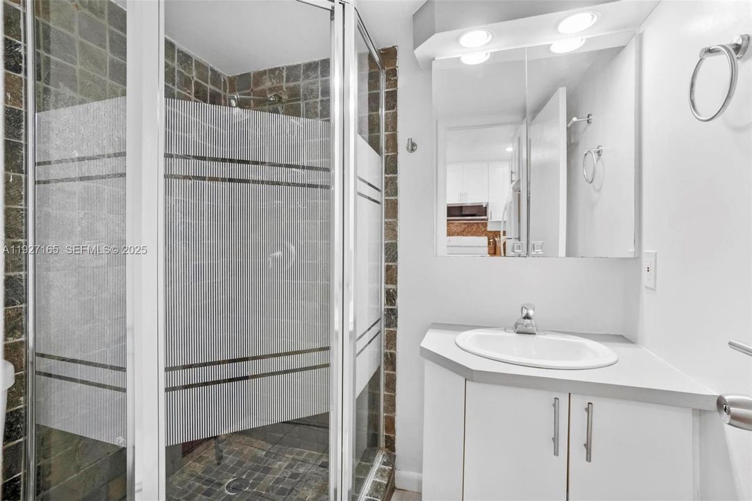 For Rent: $2,250 (2 beds, 1 baths, 785 Square Feet)