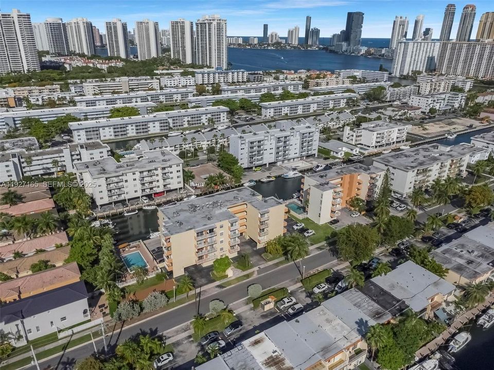 For Rent: $2,250 (2 beds, 1 baths, 785 Square Feet)