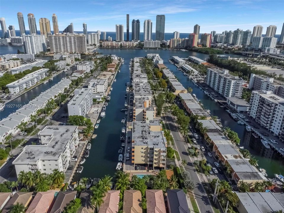 For Rent: $2,250 (2 beds, 1 baths, 785 Square Feet)