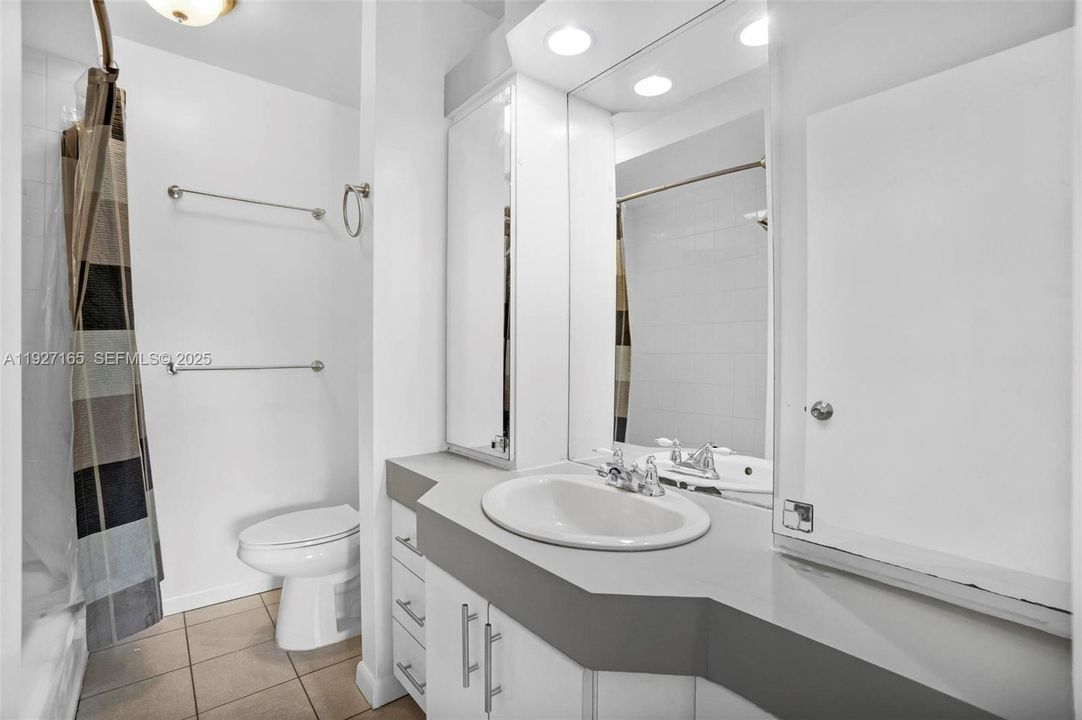 For Rent: $2,250 (2 beds, 1 baths, 785 Square Feet)