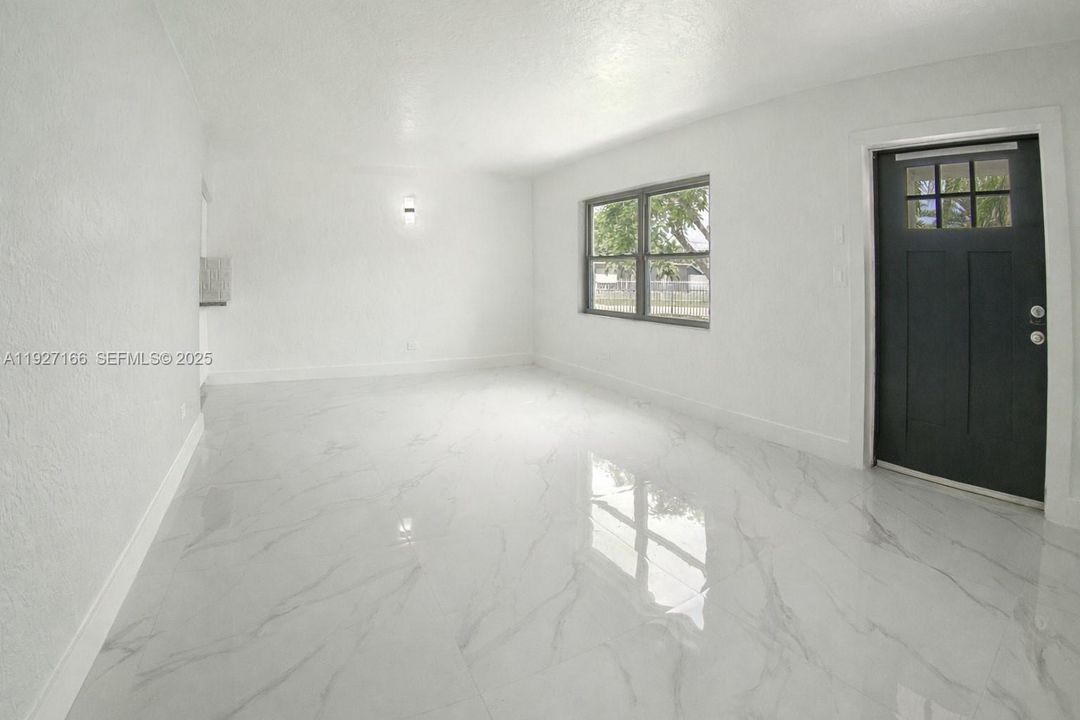 На продажу: $399,000 (2 спален, 1 ванн, 901 Квадратных фут)