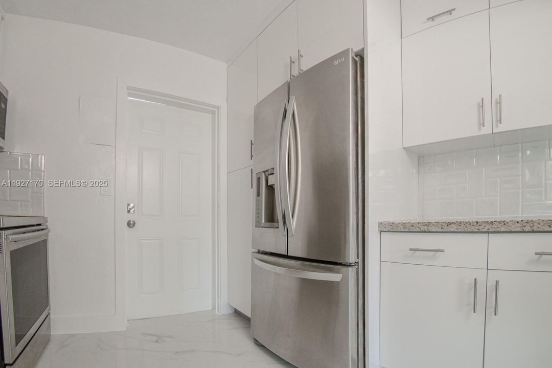 出租: $2,800 (2 贝兹, 1 浴室, 901 平方英尺)