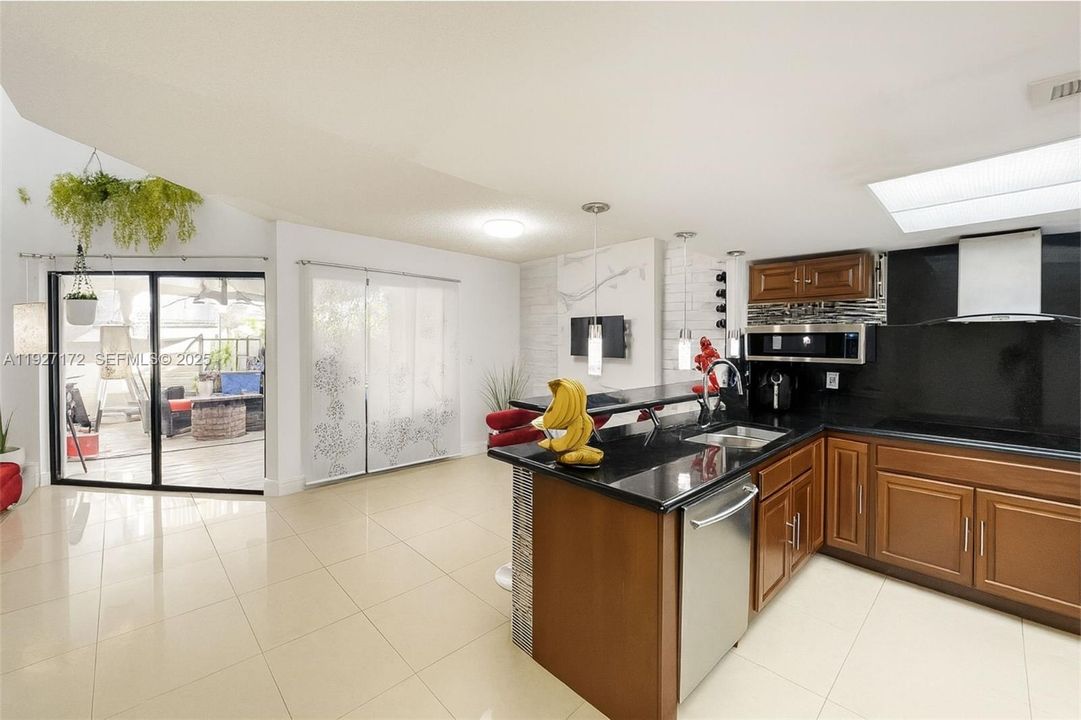 待售: $393,000 (2 贝兹, 2 浴室, 1329 平方英尺)