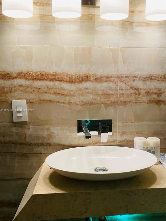 For Sale: $393,000 (2 beds, 2 baths, 1329 Square Feet)