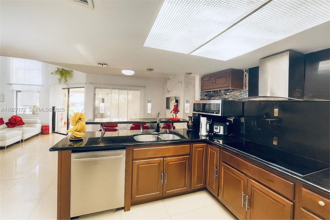 待售: $393,000 (2 贝兹, 2 浴室, 1329 平方英尺)