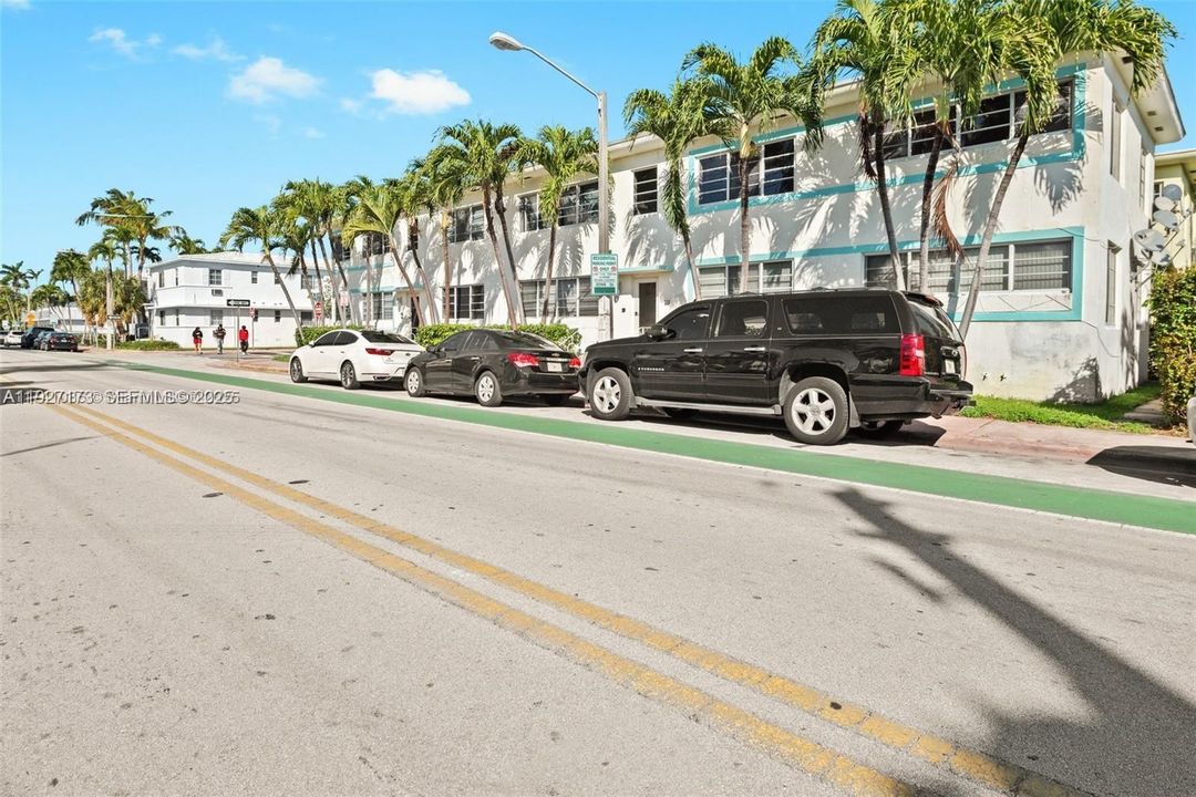 For Sale: $306,000 (2 beds, 1 baths, 879 Square Feet)