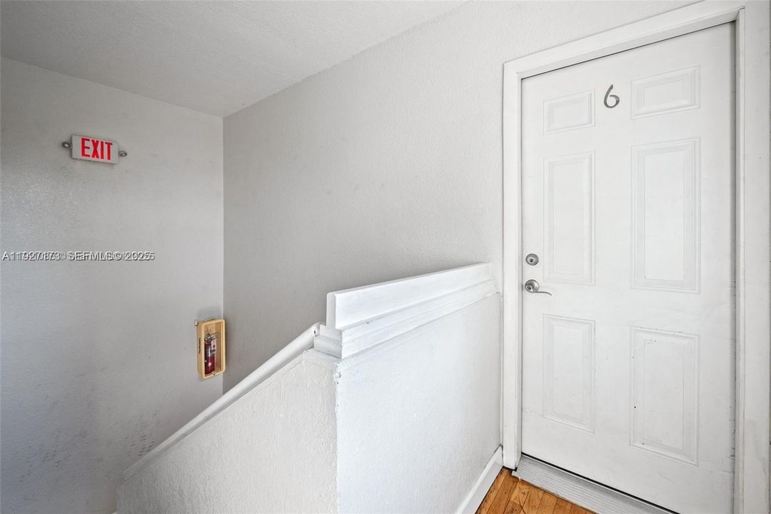 For Sale: $306,000 (2 beds, 1 baths, 879 Square Feet)