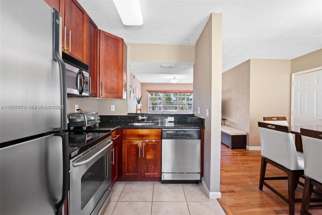 For Sale: $306,000 (2 beds, 1 baths, 879 Square Feet)