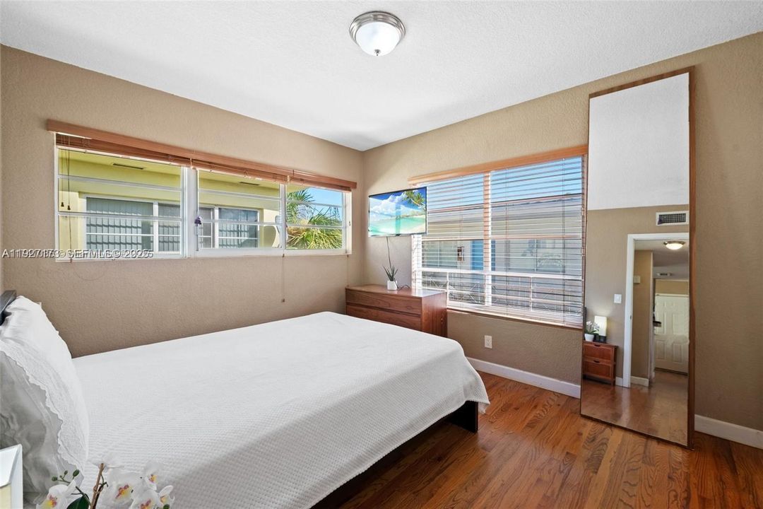 For Sale: $306,000 (2 beds, 1 baths, 879 Square Feet)
