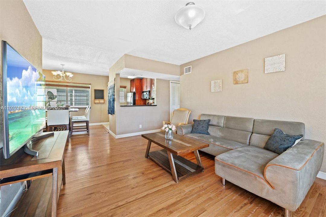 For Sale: $306,000 (2 beds, 1 baths, 879 Square Feet)