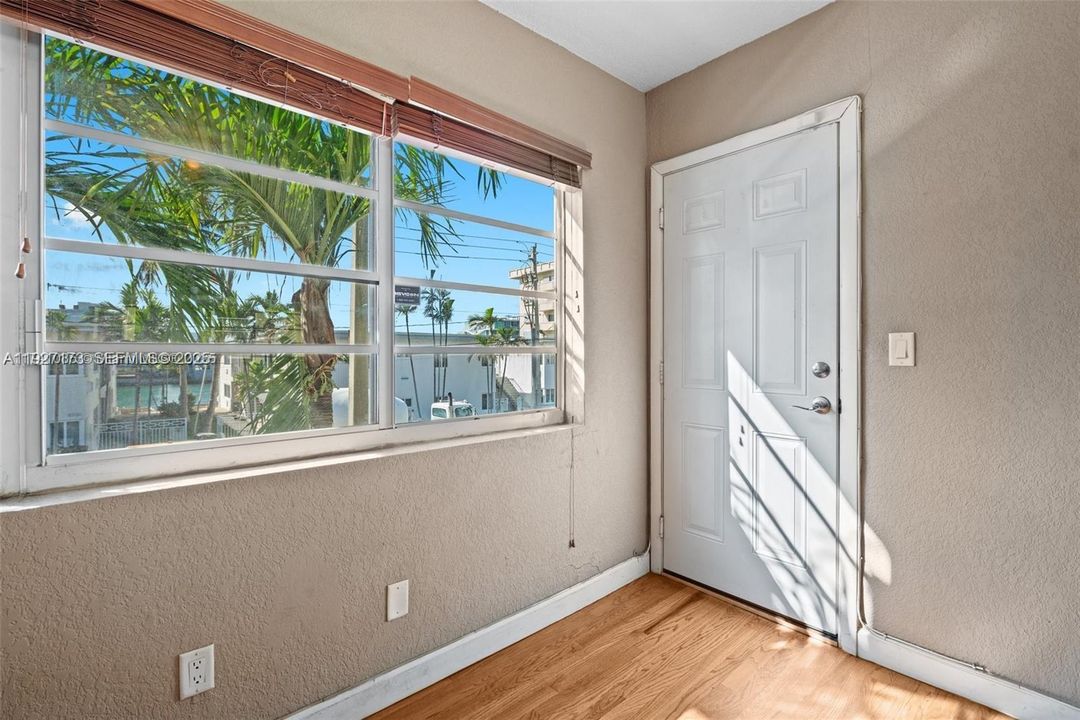For Sale: $306,000 (2 beds, 1 baths, 879 Square Feet)