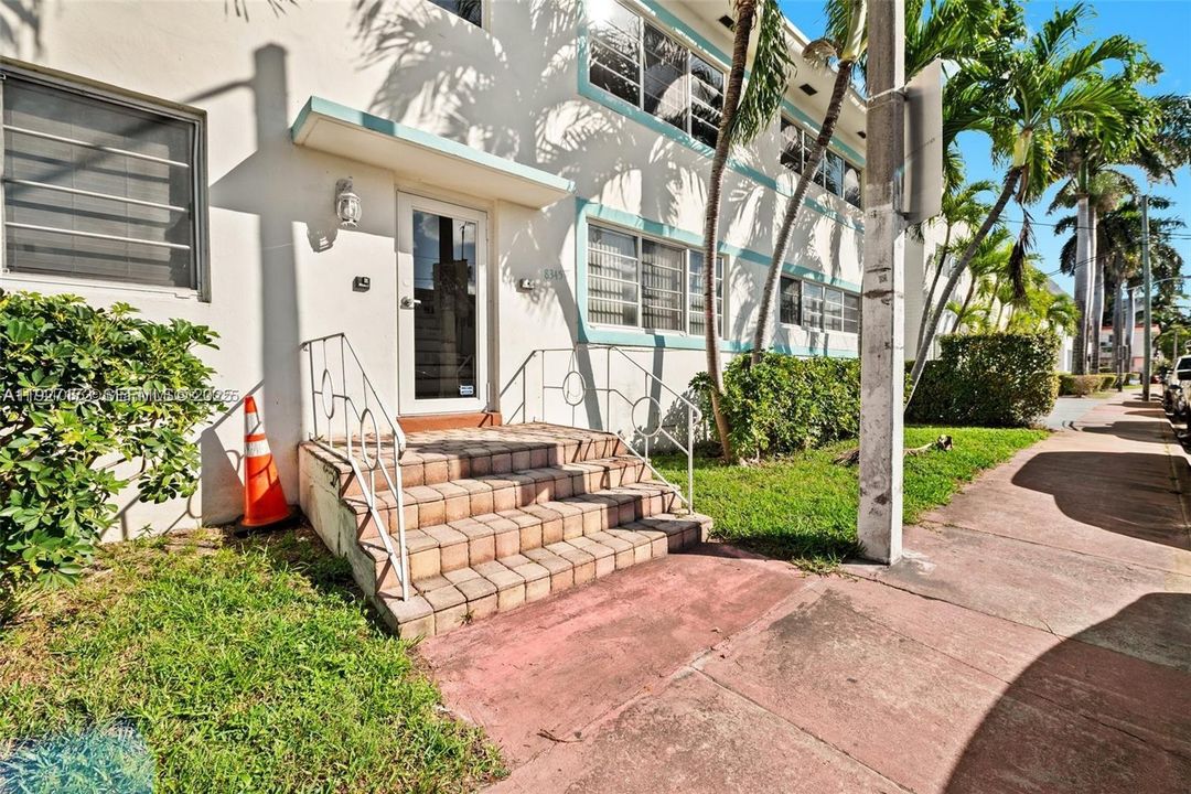 For Sale: $306,000 (2 beds, 1 baths, 879 Square Feet)