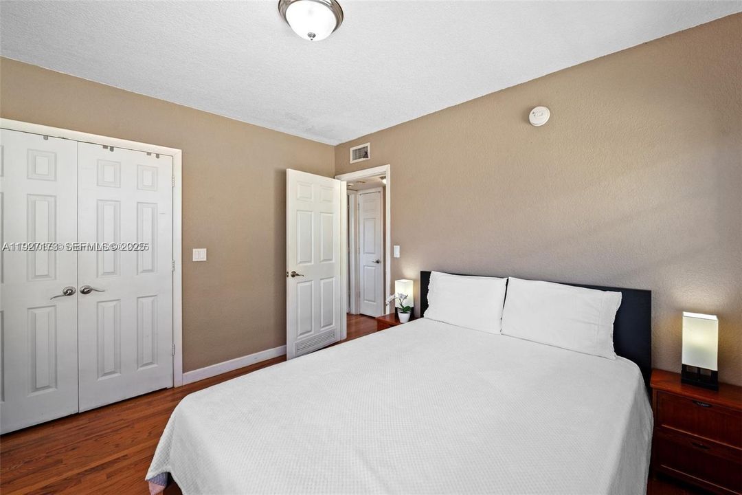 For Sale: $306,000 (2 beds, 1 baths, 879 Square Feet)