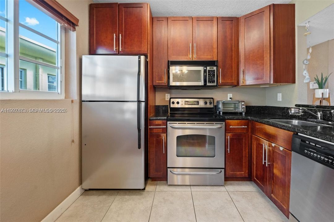 For Sale: $306,000 (2 beds, 1 baths, 879 Square Feet)