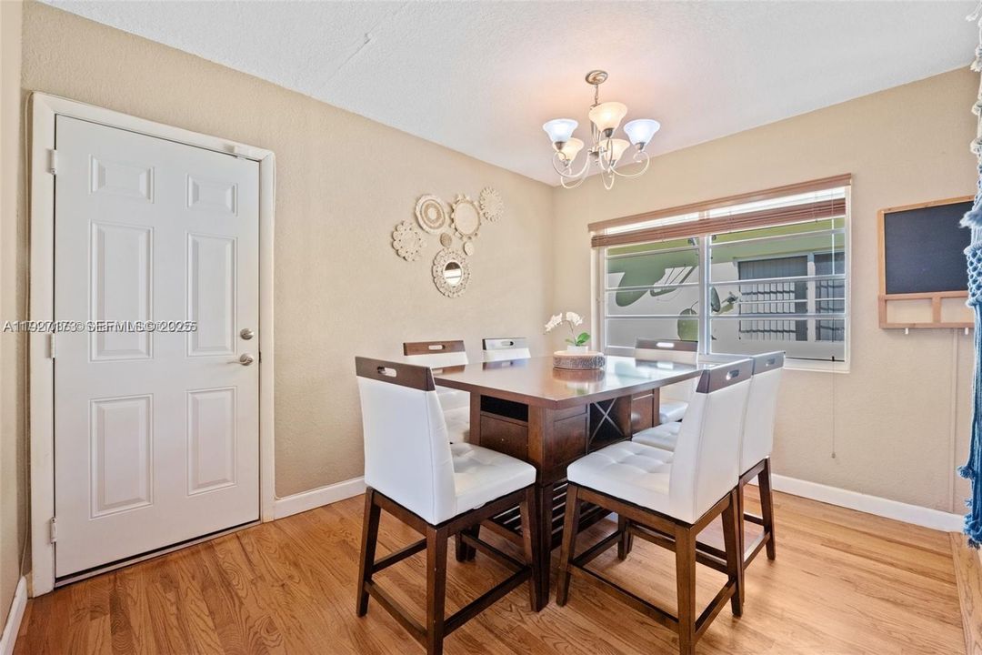 For Sale: $306,000 (2 beds, 1 baths, 879 Square Feet)