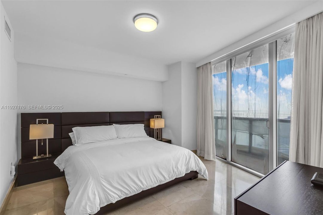 На продажу: $1,075,000 (2 спален, 2 ванн, 1450 Квадратных фут)