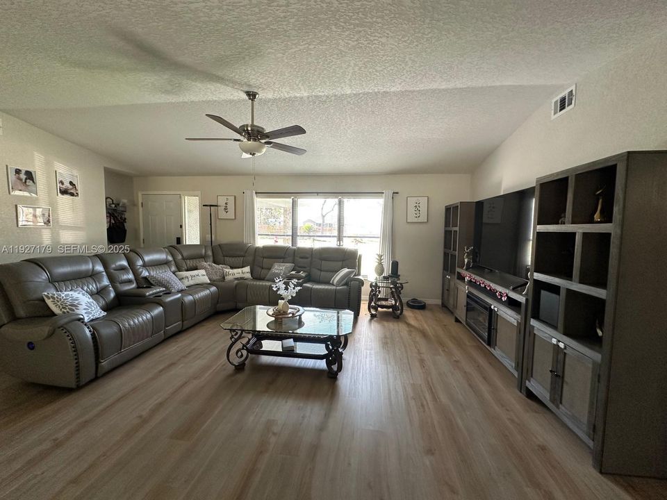 На продажу: $535,000 (4 спален, 3 ванн, 0 Квадратных фут)