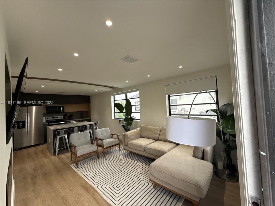 В аренду: $3,000 (2 спален, 1 ванн, 850 Квадратных фут)