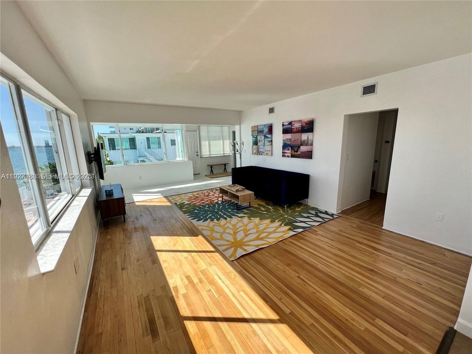 В аренду: $3,500 (2 спален, 2 ванн, 1300 Квадратных фут)